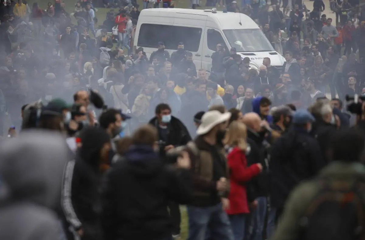 PHOTO: La police belge utilise des canons à eau et des gaz lacrymogènes pour disperser la manifestation corona 10 PHOTO: La police belge utilise des canons à eau et des gaz lacrymogènes pour disperser la manifestation corona - 9
