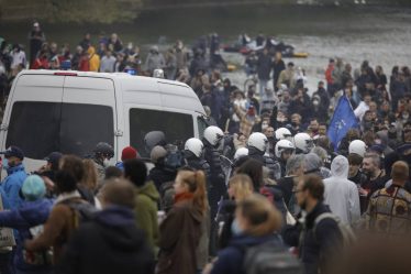 PHOTO: La police belge utilise des canons à eau et des gaz lacrymogènes pour disperser la manifestation corona - 16