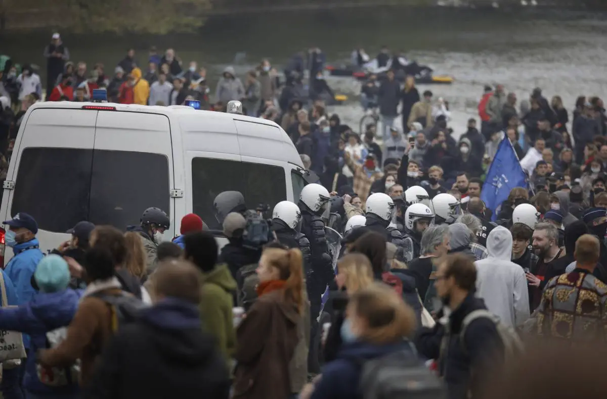PHOTO: La police belge utilise des canons à eau et des gaz lacrymogènes pour disperser la manifestation corona 8 PHOTO: La police belge utilise des canons à eau et des gaz lacrymogènes pour disperser la manifestation corona - 7