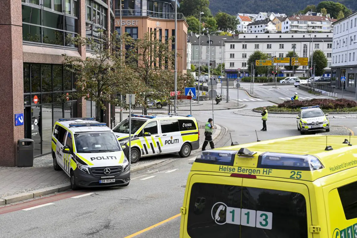 PHOTO : intervention de la police armée au bureau de la NAV à Bergen : deux personnes ont été poignardées 8 PHOTO : intervention de la police armée au bureau de la NAV à Bergen : deux personnes ont été poignardées - 7