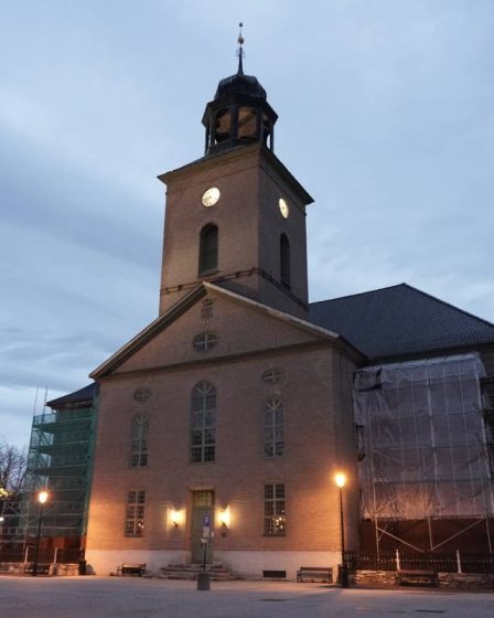 L'église de Kongsberg ouvre ses portes à "tous ceux qui ont besoin de réconfort, de conversation ou de compagnie" après l'attaque - 12