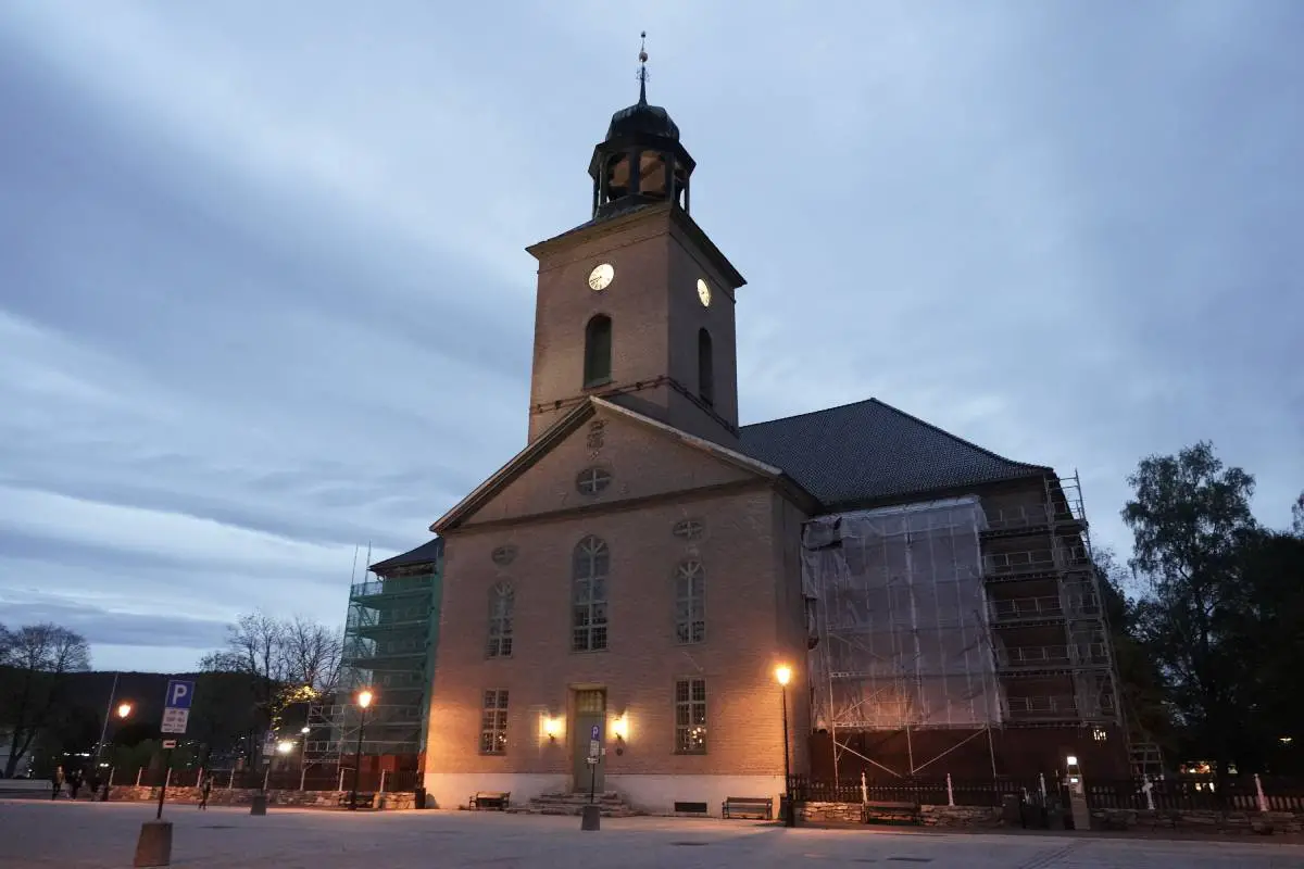 L'église de Kongsberg ouvre ses portes à "tous ceux qui ont besoin de réconfort, de conversation ou de compagnie" après l'attaque - 3