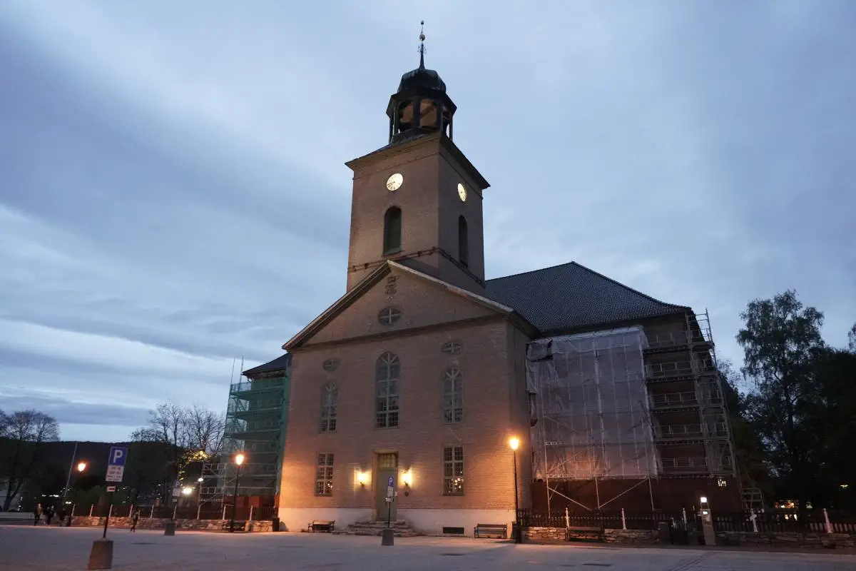L'église de Kongsberg ouvre ses portes à "tous ceux qui ont besoin de réconfort, de conversation ou de compagnie" après l'attaque 4 L'église de Kongsberg ouvre ses portes à "tous ceux qui ont besoin de réconfort, de conversation ou de compagnie" après l'attaque - 3