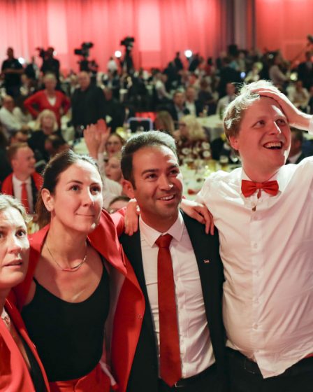 GALERIE DE PHOTOS: Le parti travailliste explose de joie alors que les prévisions électorales arrivent - 13