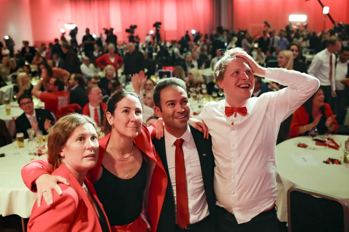 GALERIE DE PHOTOS: Le parti travailliste explose de joie alors que les prévisions électorales arrivent 16 GALERIE DE PHOTOS: Le parti travailliste explose de joie alors que les prévisions électorales arrivent - 15