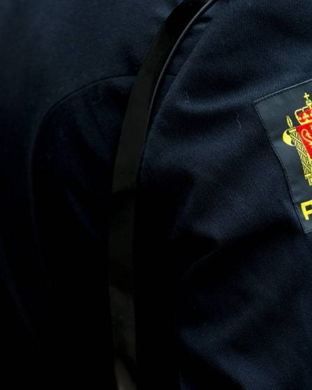 La police monte à bord d'un superyacht appartenant à des Russes à Bergen, vérifie l'équipage et les passeports - 36