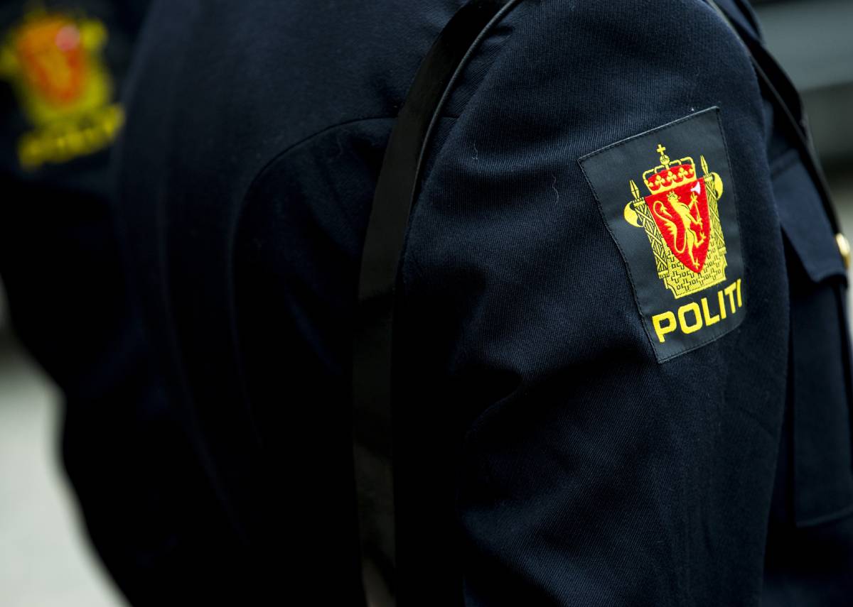 La police monte à bord d'un superyacht appartenant à des Russes à Bergen, vérifie l'équipage et les passeports - 3