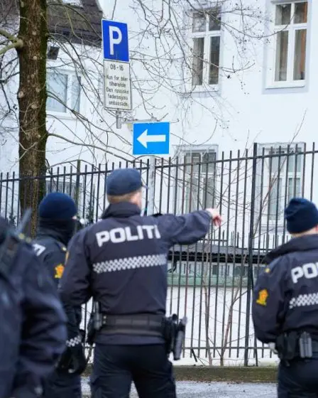 Oeufs et tomates jetés sur l'ambassade de Russie à Oslo, la police réagit 5 Oeufs et tomates jetés sur l'ambassade de Russie à Oslo, la police réagit - 4