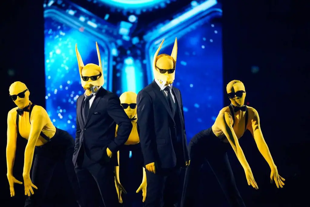 Subwoofer qui se cache vraiment derrière les masques de l’entrée de