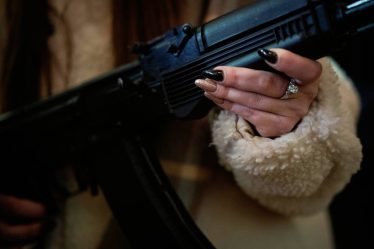 Des civils ukrainiens obtiennent l'autorisation légale de tirer sur des soldats russes - 24