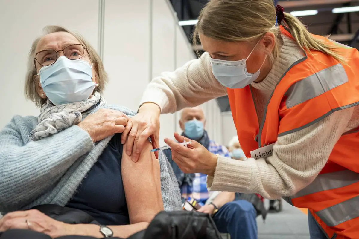 FHI recommande les injections de rappel du vaccin corona pour les personnes âgées en Norvège - 3