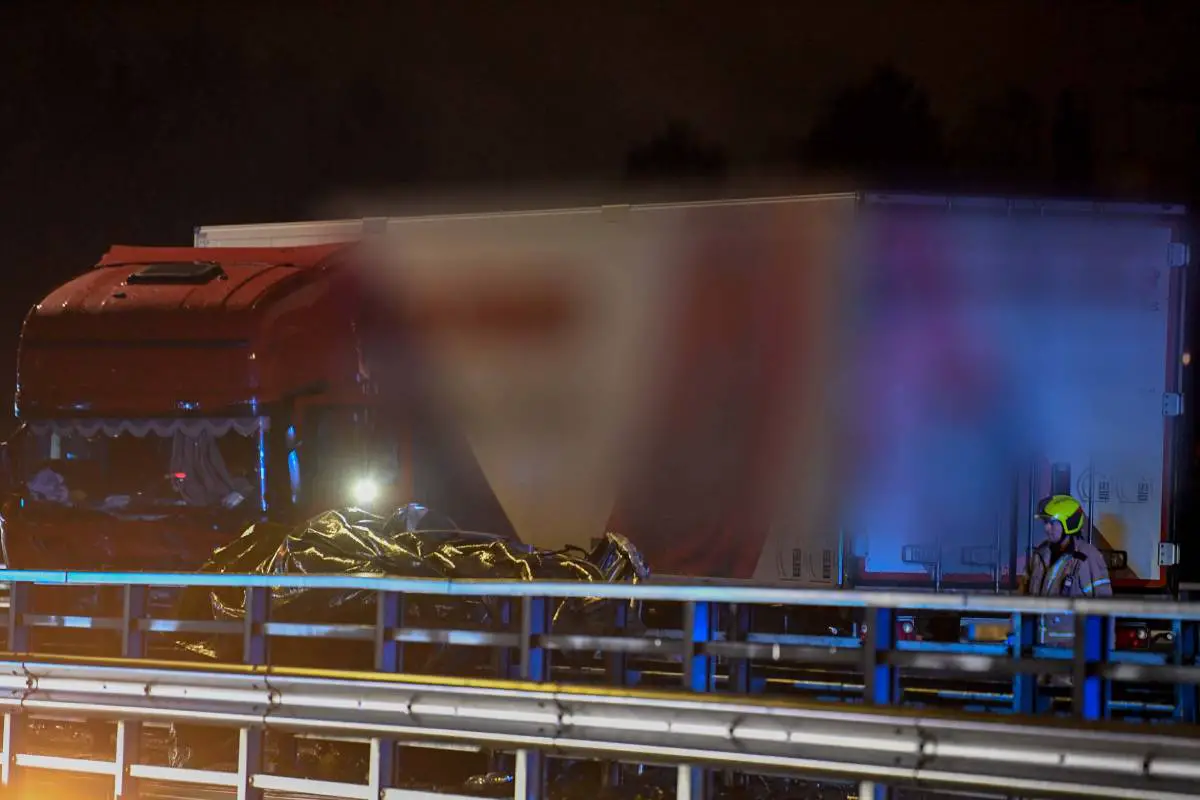PHOTO : Un homme meurt dans une collision frontale entre une voiture et un camion sur l'E6 à Lillestrøm - 9