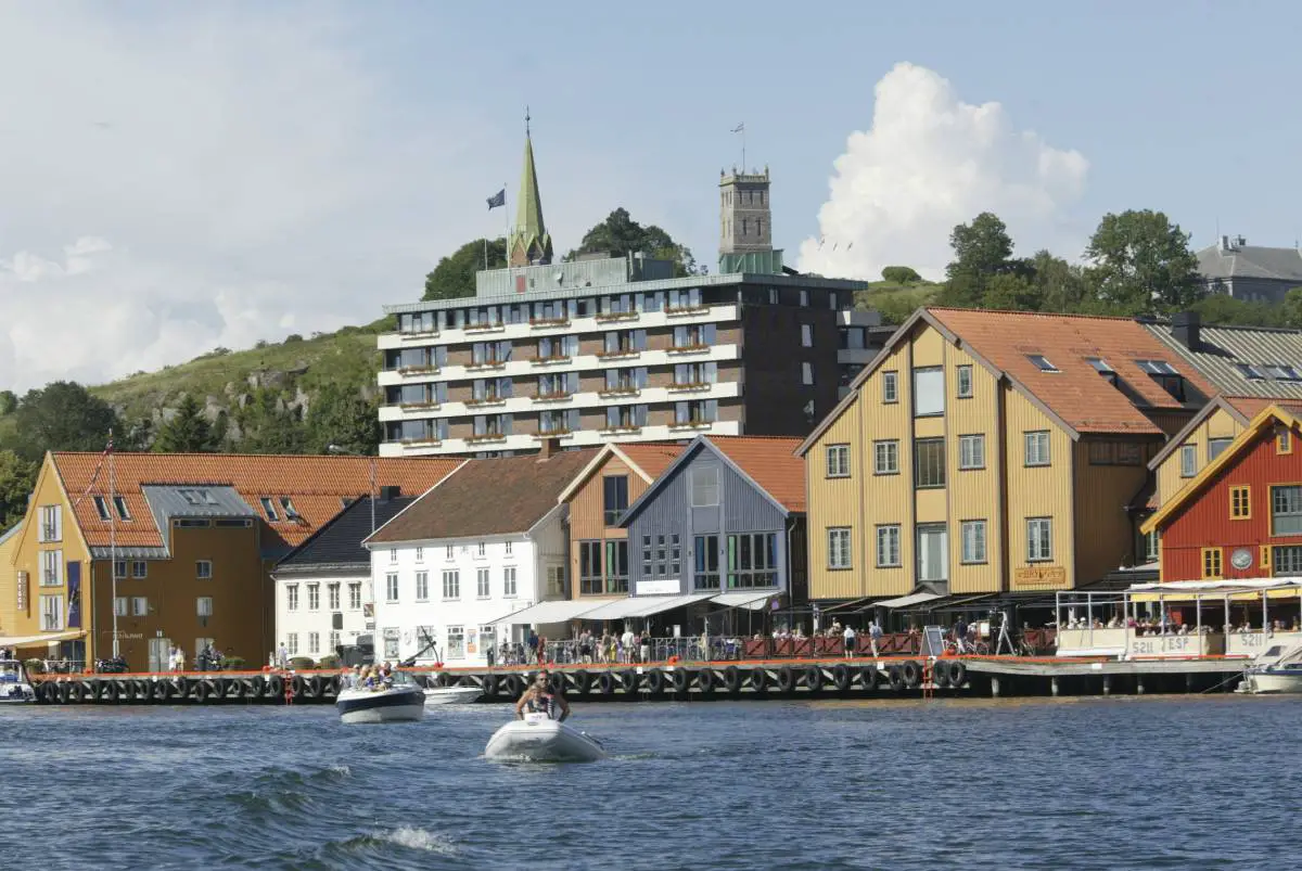 Tønsberg : Deux hommes arrêtés - ils ont mis le feu à une voiture alors qu'une personne se trouvait à l'intérieur - 3