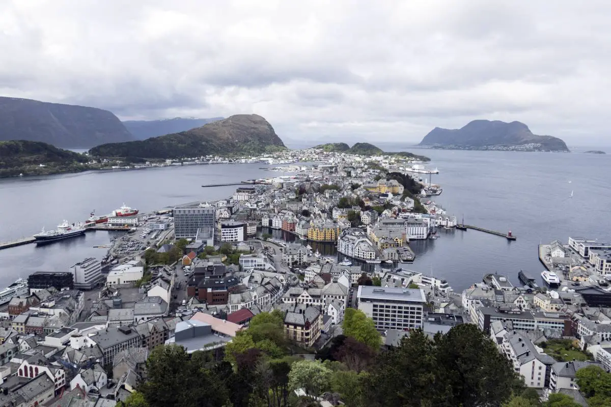 Incident violent à Ålesund : une personne transportée à l'hôpital en ambulance - 3