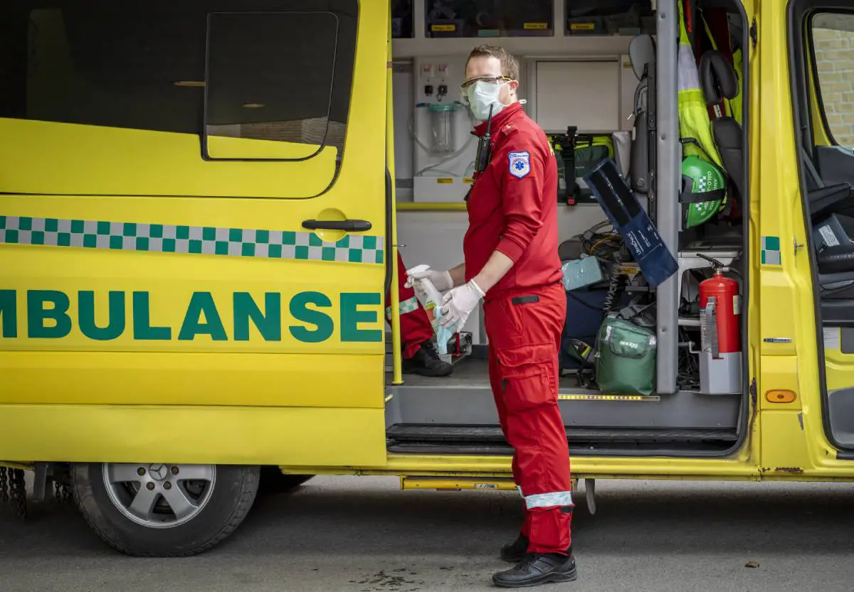 Ferrari quitte la route à Våler - deux personnes transportées à l'hôpital - 3