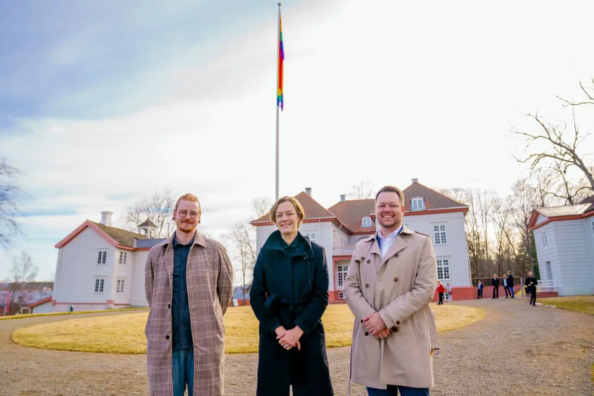 PHOTO : le ministre norvégien de la Culture hisse le drapeau arc-en-ciel devant le bâtiment Eidsvolls - 3