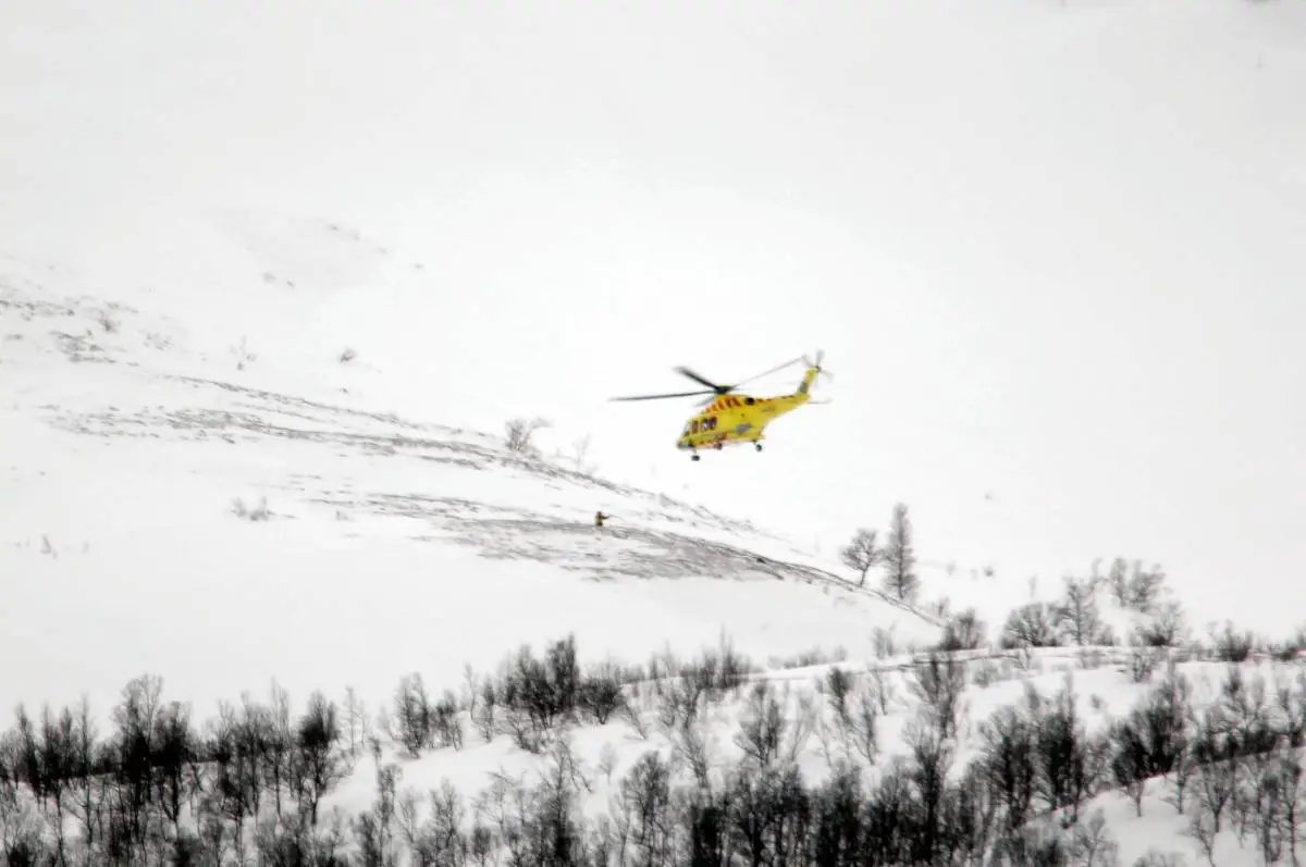 Police: trois personnes déclarées mortes après avoir été touchées par une avalanche à Lyngen - 3