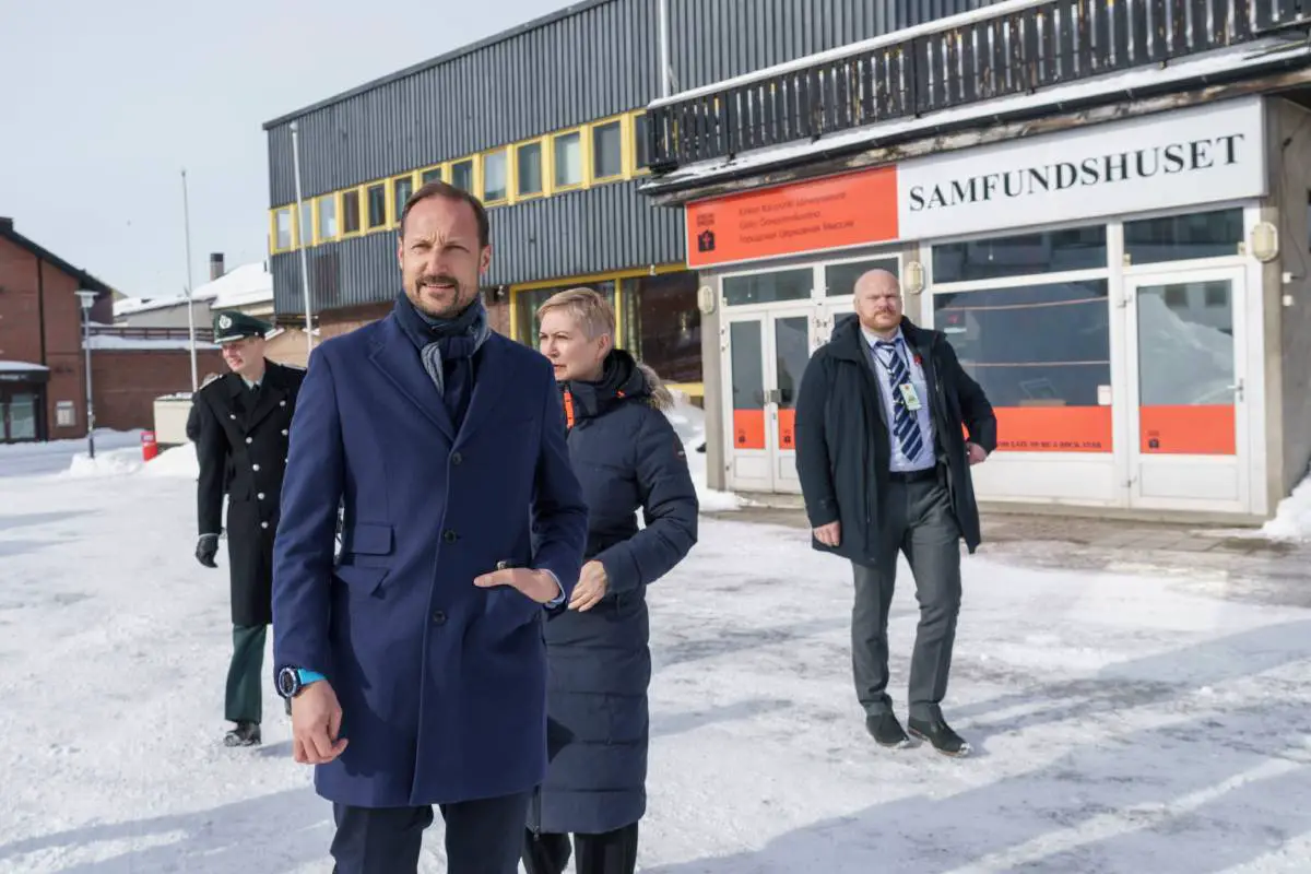 Le prince héritier Haakon rend visite à une communauté de Kirkenes sous le choc après l'invasion russe de l'Ukraine - 3