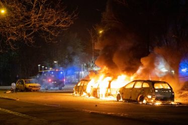 Les émeutes en Suède continuent : une école et des voitures incendiées - 16