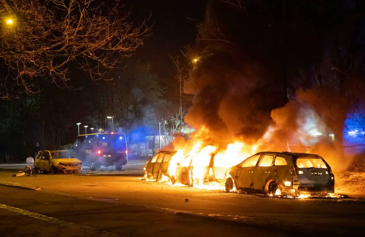 Les émeutes en Suède continuent : une école et des voitures incendiées - 3