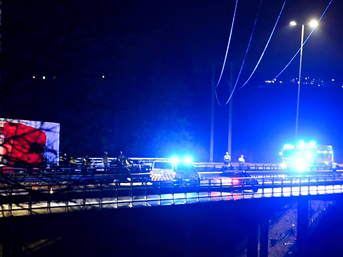PHOTO : Un homme meurt dans une collision frontale entre une voiture et un camion sur l'E6 à Lillestrøm - 7