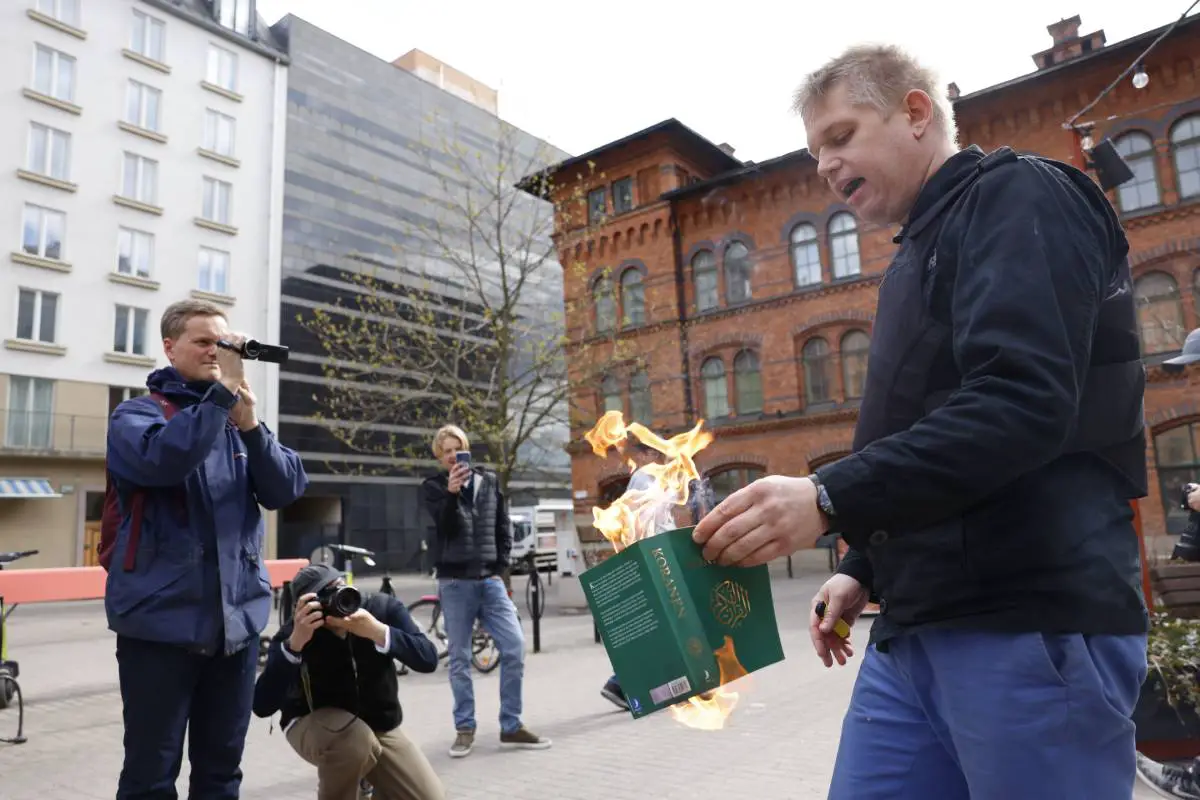 L'extrémiste de droite Paludan a incendié des corans à Stockholm dimanche 4 L'extrémiste de droite Paludan a incendié des corans à Stockholm dimanche - 3
