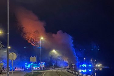 Grave accident de la circulation à Agder, une voiture et un camion prennent feu - 18