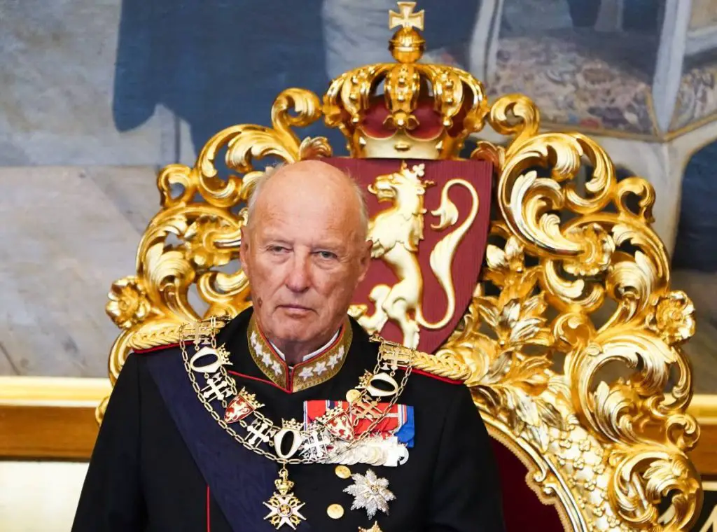 Le roi Harald de Norvège Ma famille et moi sommes consternés par la tragédie de la fusillade