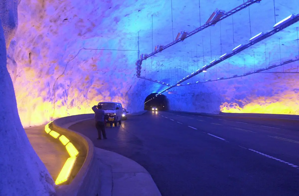 Un homme meurt dans un accident de la circulation dans le tunnel de Lærdal sur l'E16 4 Un homme meurt dans un accident de la circulation dans le tunnel de Lærdal sur l'E16 - 3