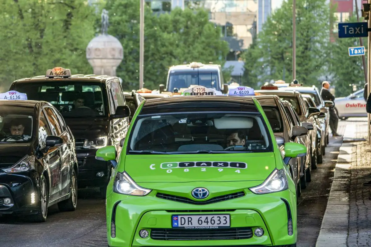 Bergen : Un voleur menace le chauffeur, vole un taxi - 3