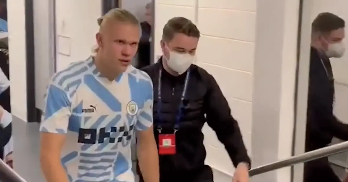 Ce que l'attaquant de Man City Erling Haaland a dit au personnel du Borussia Dortmund dans le tunnel après le match 4 Ce que l'attaquant de Man City Erling Haaland a dit au personnel du Borussia Dortmund dans le tunnel après le match - 3