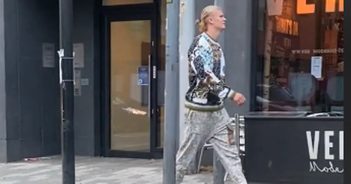 La star de Man City, Erling Haaland, a supplié de rejoindre Manchester United alors qu'il se promenait dans la rue - 3