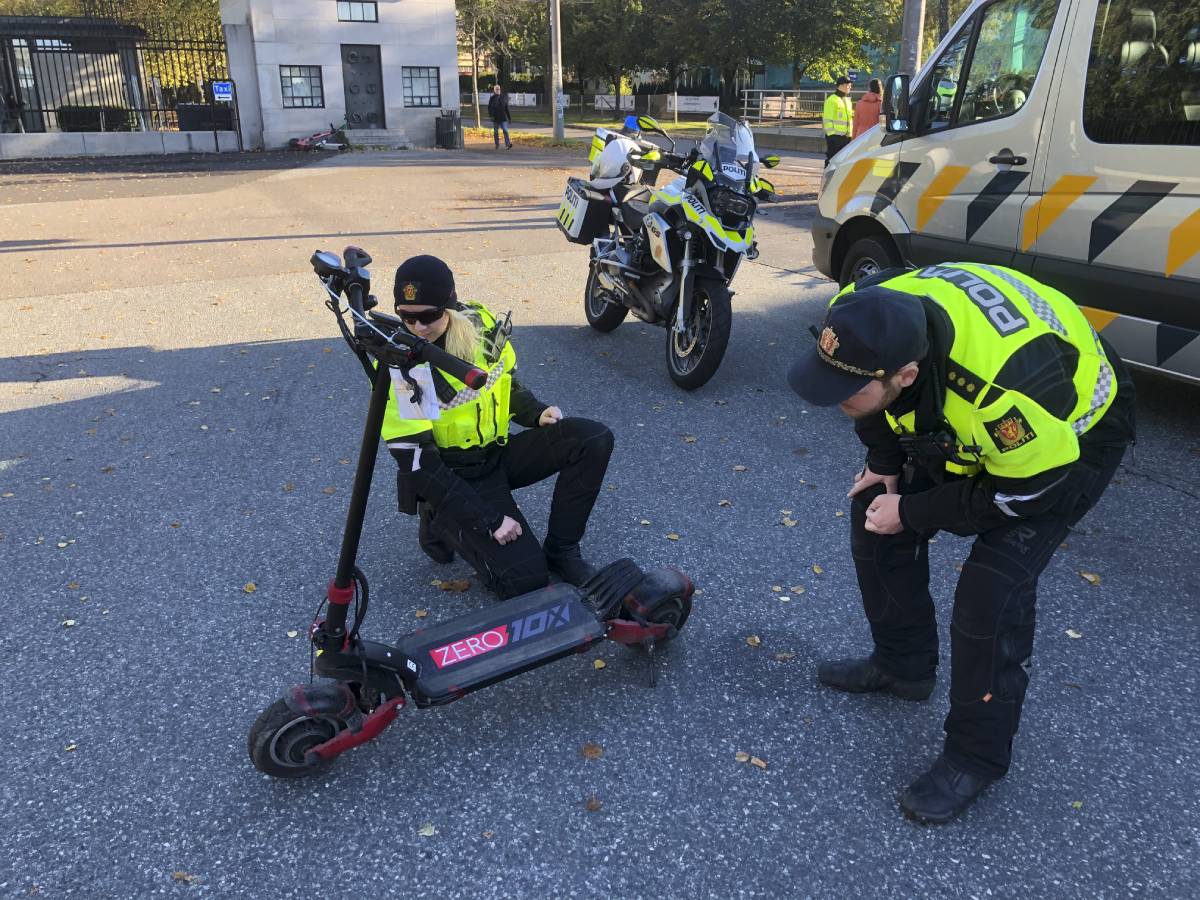 Tønsberg : Deux femmes se retrouvent à l'hôpital après une collision entre un scooter électrique et un vélo électrique 4 Tønsberg : Deux femmes se retrouvent à l'hôpital après une collision entre un scooter électrique et un vélo électrique - 3