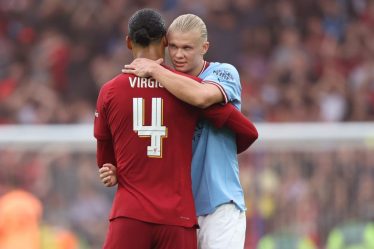 Virgil Van Dijk explique à ses coéquipiers du Liverpool FC comment arrêter Erling Haaland et Man City - 16