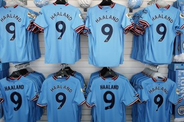Les records de vente au détail d'Erling Haaland envoient Man City charger au cœur de Manchester United - Simon Bajkowski - 18