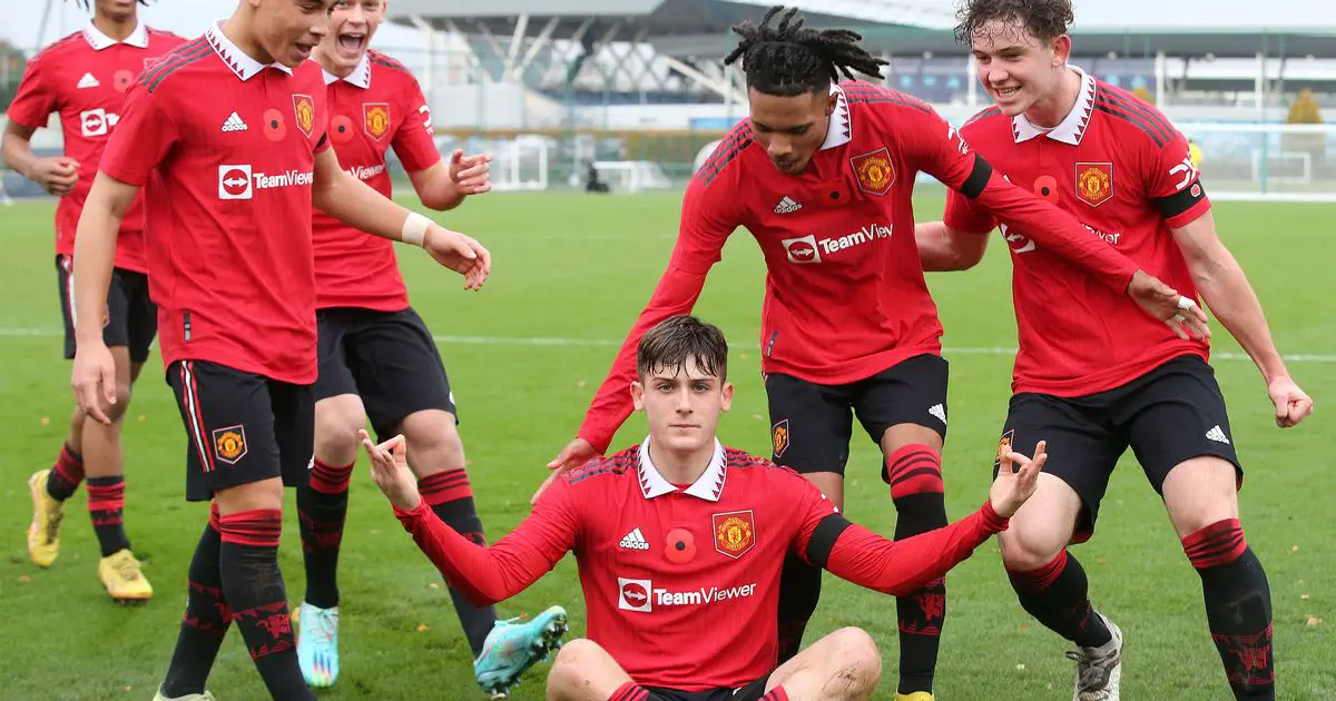 Le jeune de Manchester United imite la célébration du but d'Erling Haaland lors de la victoire du derby des moins de 18 ans 4 Le jeune de Manchester United imite la célébration du but d'Erling Haaland lors de la victoire du derby des moins de 18 ans - 3