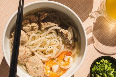 Miss Gin prépare une soupe de nouilles vietnamienne avec du porc et des langoustines - 18