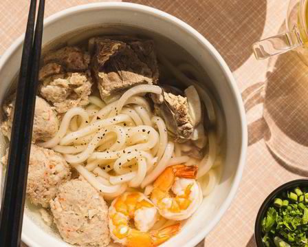 Miss Gin prépare une soupe de nouilles vietnamienne avec du porc et des langoustines 2 Miss Gin prépare une soupe de nouilles vietnamienne avec du porc et des langoustines - 1