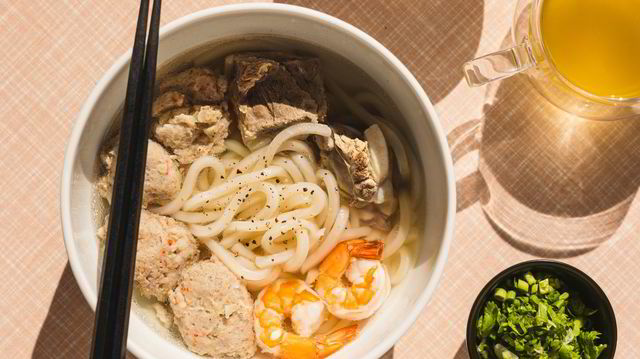 Miss Gin prépare une soupe de nouilles vietnamienne avec du porc et des langoustines 4 Miss Gin prépare une soupe de nouilles vietnamienne avec du porc et des langoustines - 3