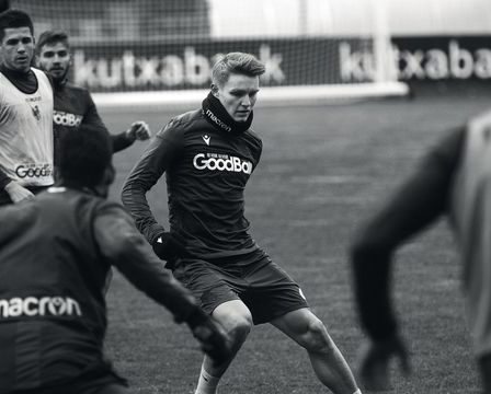 Le livre "L'art et l'herbe" est une collection d'articles sur le football de l'éditeur Vinduet Simen V. Gonsholt. - 37