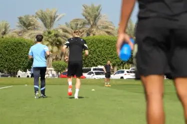 Erling Haaland s'entraîne seul alors que le président de Man City regarde la session à Abu Dhabi - 16