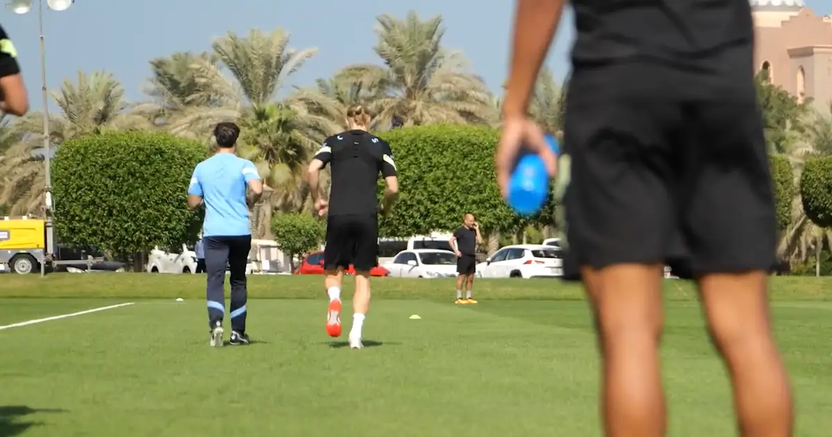 Erling Haaland s'entraîne seul alors que le président de Man City regarde la session à Abu Dhabi - 7