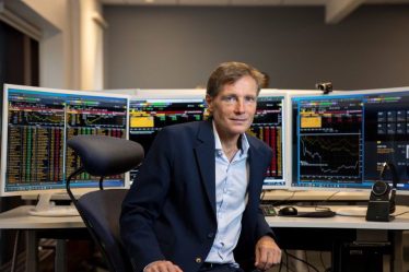 Un homme d'âge moyen fait rage contre le bitcoin - 24