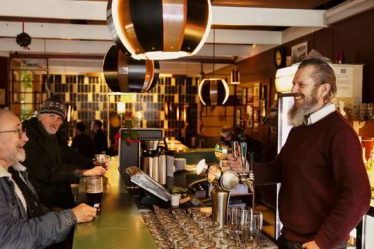 La plupart des gens sont assis devant le comptoir du bar. C'est l'histoire de ceux qui sont derrière - 20