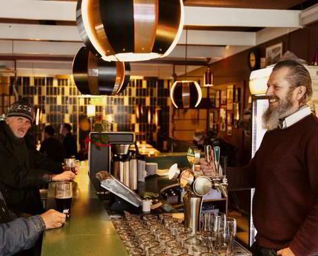 La plupart des gens sont assis devant le comptoir du bar. C'est l'histoire de ceux qui sont derrière - 28