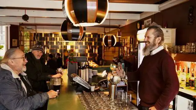 La plupart des gens sont assis devant le comptoir du bar. C'est l'histoire de ceux qui sont derrière 4 La plupart des gens sont assis devant le comptoir du bar. C'est l'histoire de ceux qui sont derrière - 3