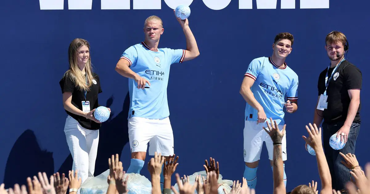 Le chef de Man City, Omar Berrada, explique le terrain de transfert du club à Erling Haaland - 3
