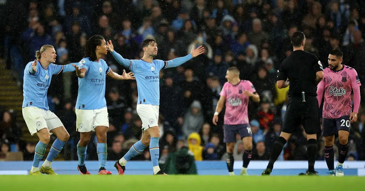 La star de Man City, Erling Haaland, a déclaré qu'il avait de la "chance" alors que John Stones accuse Everton de perdre du temps - 3