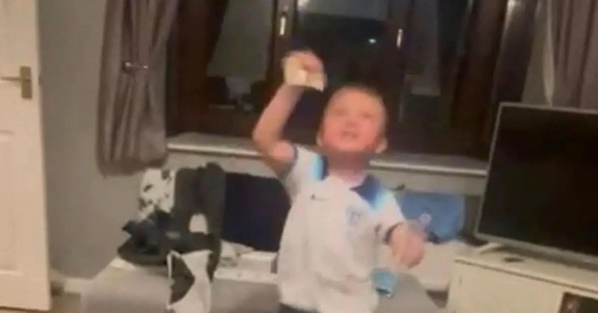 Adorable réaction d'un fan de Man City, 4 ans, après avoir obtenu un cadeau "inestimable" sur le thème d'Erling Haaland 20 Adorable réaction d'un fan de Man City, 4 ans, après avoir obtenu un cadeau "inestimable" sur le thème d'Erling Haaland - 19