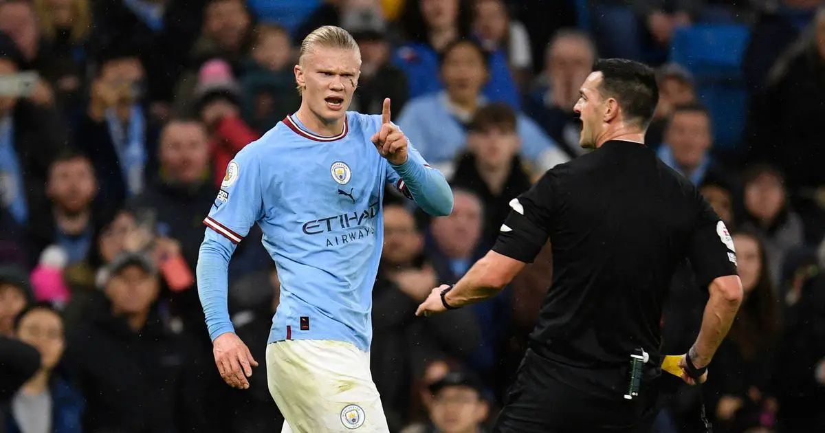 Erling Haaland a déclaré qu'il était un "homme chanceux" pour avoir évité un carton rouge direct à Man City contre Everton - 3